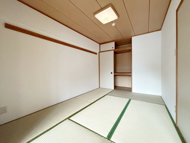 ライオンズマンション上桂　の和室|ちょっと横になりたい…そんなときに嬉しい畳。家事の合間に一息ついたりなど落ち着ける空間です。（R8.3撮影）