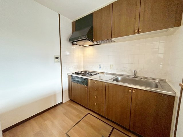 ライオンズマンション上桂　のキッチン|壁付キッチンは壁に沿ってキッチンを配置している為、他のスペースを有効活用できちゃいます！（R8.3撮影）