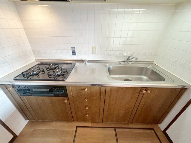 ライオンズマンション上桂　のキッチン|収納力も兼ね備えており、調理器具や調味料などスッキリお片付けできちゃいます！（R8.3撮影）