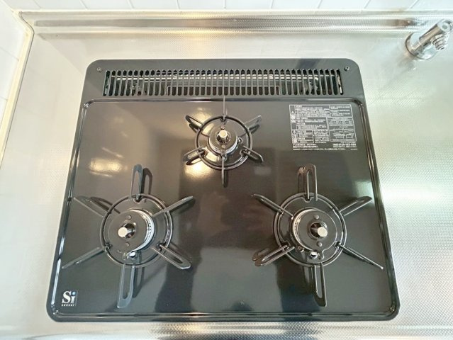 ライオンズマンション上桂　のキッチン|【グリル】
余分な油をカットし、カリッとふっくら焼き上げるグリル。コンロとの併用で時短にも嬉しいポイント！（R8.3撮影）