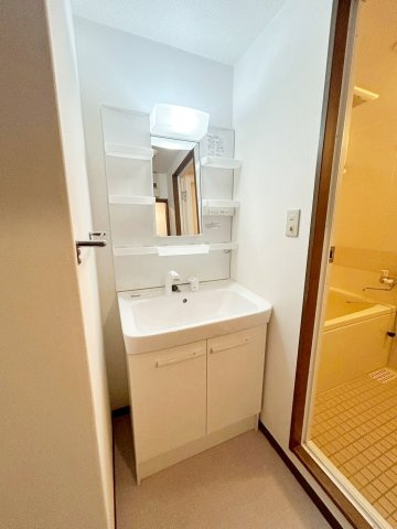 ライオンズマンション上桂　の独立洗面台|白を基調とした洗面は清潔感ある印象の洗面化粧台です。（R8.3撮影）