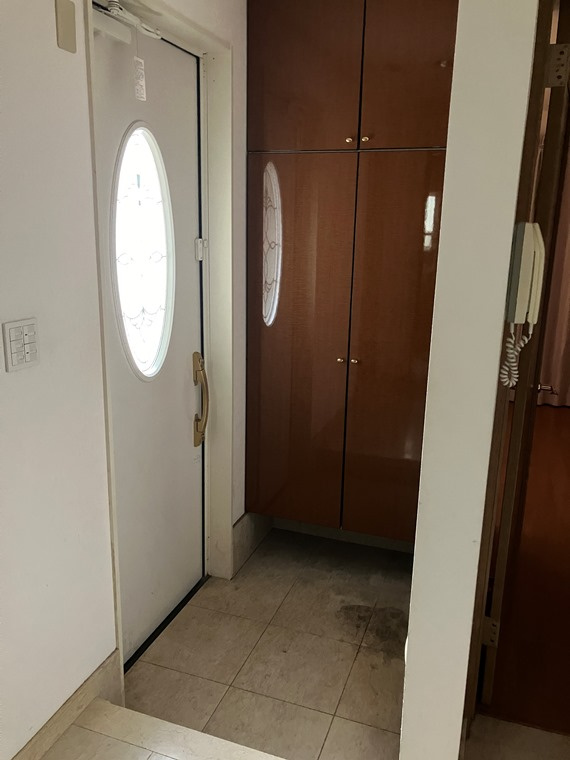 成城戸建の玄関