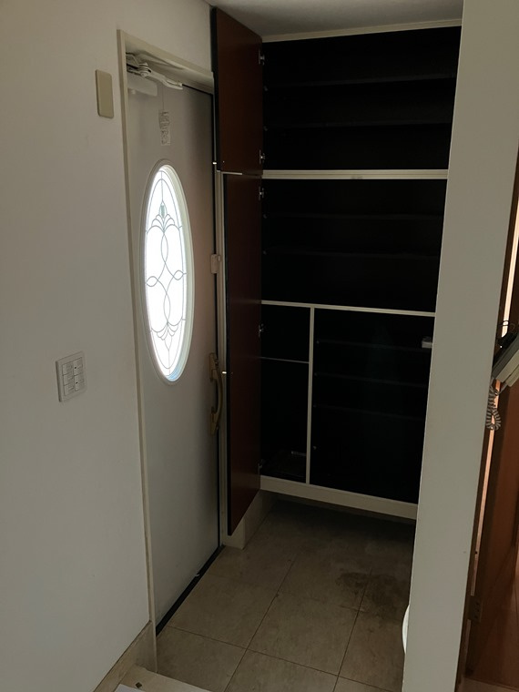成城戸建の玄関