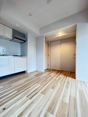ＯＮＥ ＲＯＯＦ ＲＥＳＩＤＥＮＣＥ ＡＳＡＫＵＳＡＢＡＳＨＩの居間・リビング