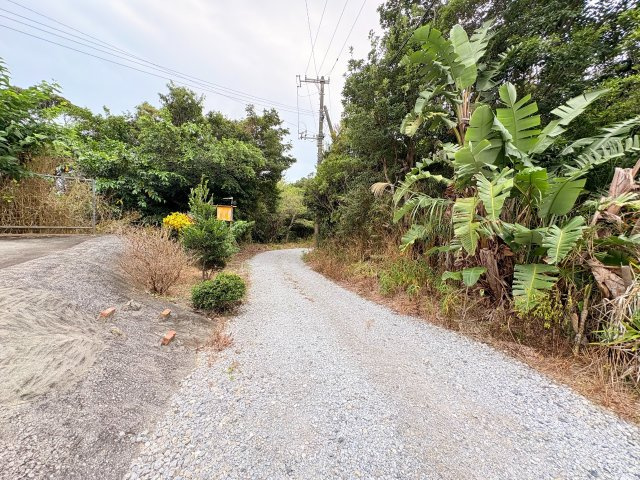 【前面道路含む現地写真】 | 名護市字二見　飲食店兼戸建　RC造平屋