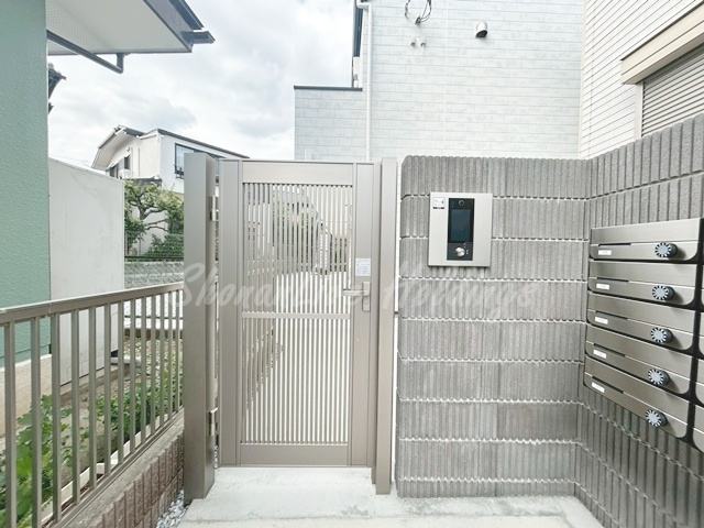 藤沢市辻堂２丁目のアパートのエントランス|毎日通るエントランス♪