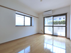 【内装】 | ※角部屋の写真となります。