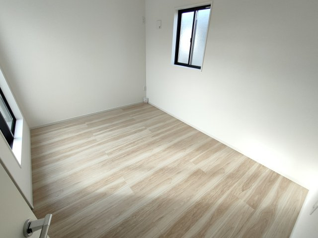 小山市城西　２期の洋室|〇３号棟　洋室　6帖〇
大きな窓で２階居室にもしっかりと陽ざしが届いて明るい室内♪バルコニーに面ししているのでお勉強の合間にバルコニーでリフレッシュできます（＾＾）
※2025年12月撮影