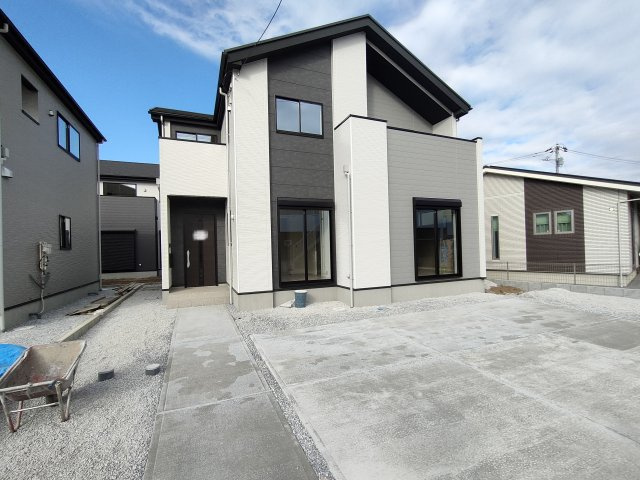 小山市城西　２期の駐車場|〇３号棟　外観〇
カースペース並列3台駐車可能です♪
