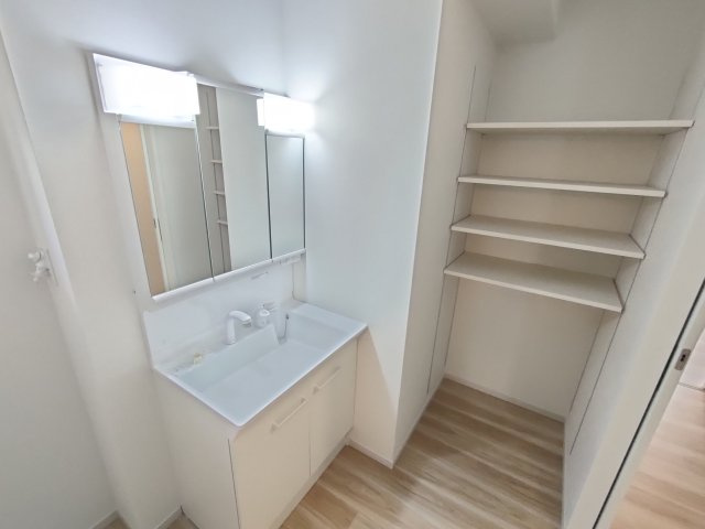 小山市城西　２期の独立洗面台|〇３号棟　洗面化粧台〇
洗面所にはリネンスペースを設けました。タオルや着替えを置いておくことができます♪
※2025年12月撮影
