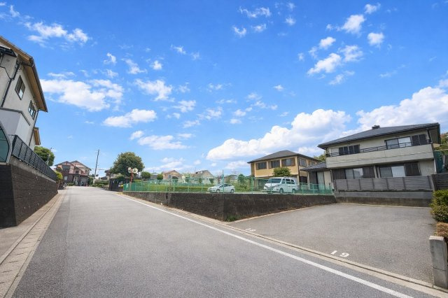 筑紫野市光が丘１丁目　売り土地の前面道路含む現地写真
