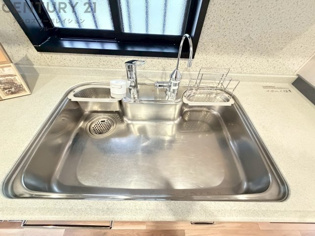 大きなシンクでお鍋などの大きな調理器具を洗う際にも便利です。