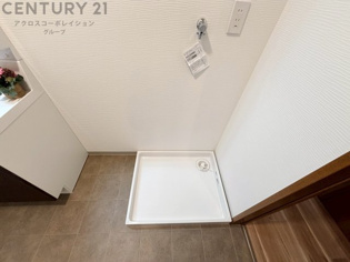 洗濯物の仕分け作業がしやすく、整理整頓が容易になります。洗濯音や湿気を他の部屋に持ち込まず、生活環境を快適に保ちます。上部を活用すれば収納スペースを確保でき洗剤や洗濯用品の整理もしやすくなります。