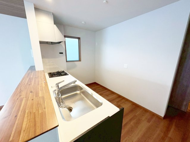 大山崎町字大山崎小字茶屋前のキッチン|手元の隠れるキッチンカウンターは生活空間への水跳ねの心配が少なく、見た目のごちゃつきも隠せちゃうのが嬉しいポイント！（R8.3撮影）