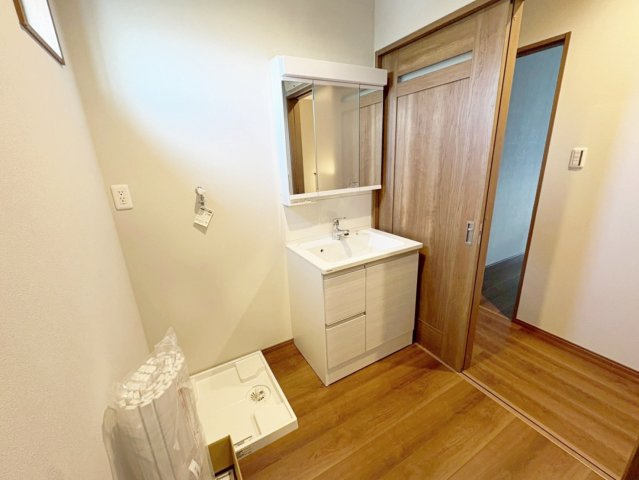 大山崎町字大山崎小字茶屋前の独立洗面台|メイク用品や洗顔小物の収納など、機能性の高いミラーキャビネット付の洗面化粧台！（R8.3撮影）
