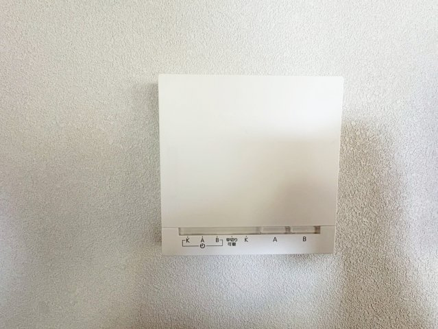 大山崎町字大山崎小字茶屋前の設備|【リビング床暖房】
足元からやさしく暖める床暖房。快適で心地よいリビング空間を実現に。