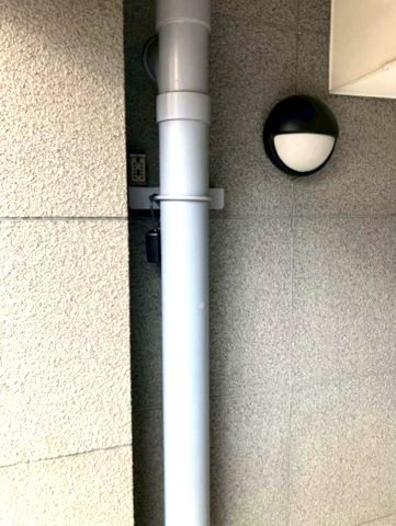 サンヴェール芦屋翠ヶ丘のエントランス|外壁が周囲の街並みと青空に生えるお洒落な仕上がり！青い空が大きく感じますね。
