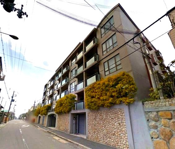 サンヴェール芦屋翠ヶ丘の外観|石積みが特徴的「上質」な佇まい。おしゃれな雰囲気や自然の潤い、親しみやすさといった暮らしを豊かにしてくれる住空間です。
