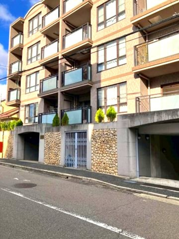 サンヴェール芦屋翠ヶ丘の外観|JR線で大阪方向へ、阪急線で三宮方向へ。通勤にも外出にもアクセス良好。家族でおでかけすることも増えそうですね。

