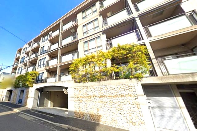 サンヴェール芦屋翠ヶ丘の外観|室内にいても、たっぷりの陽光と爽やかな風を感じて頂ける、開放感あふれるリビングです。
ご家族と穏やかに過ごす、心地の良い時間が流れます。
