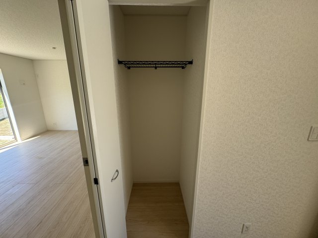 南城市玉城愛地　第1（全5棟）1・2・4号棟の収納|1号棟　1階ホール収納付き♪