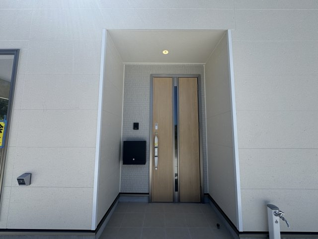 南城市玉城愛地　第1（全5棟）1・2・4号棟の収納|1号棟　1階ホール収納付き♪