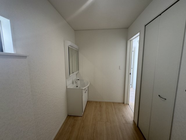 南城市玉城愛地　第1（全5棟）1・2・4号棟の脱衣所|1号棟　ゆとりある洗面室♪収納付き♪