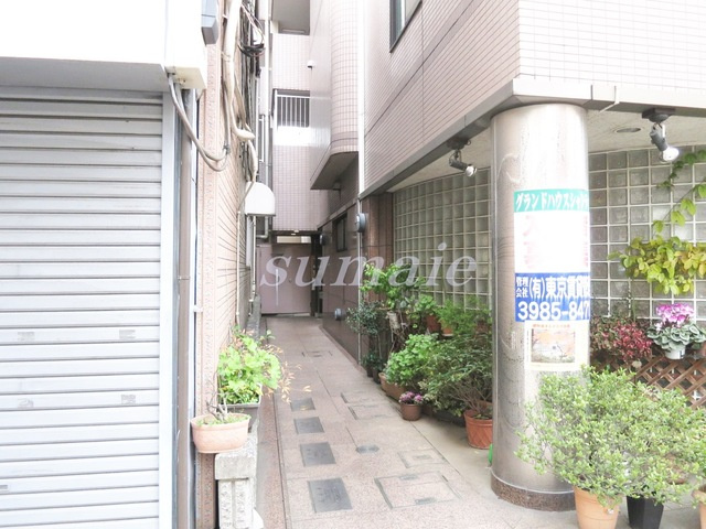 北区西ケ原１丁目の賃貸マンションのエントランス|エントランスへ入る通路です