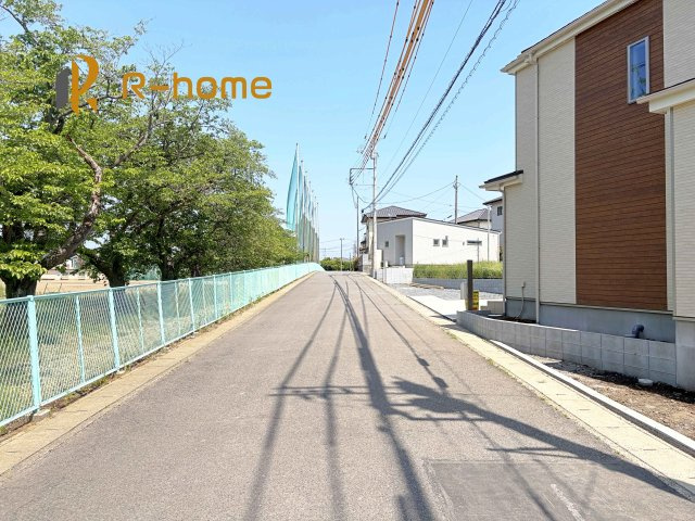 ひたちなか市足崎　新築戸建て　E号棟の前面道路含む現地写真|堂々！建物完成♪実際のお部屋をご見学可能です♪
ご見学が一番の資料！お気軽にお問い合わせ下さい♪