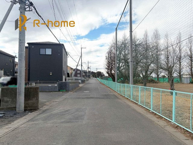 ひたちなか市足崎　新築戸建て　F号棟の前面道路含む現地写真|周辺環境も併せて案内致します♪
閑静な住宅地で笑顔あふれる新生活！
ぜひ現地へお越しください♪