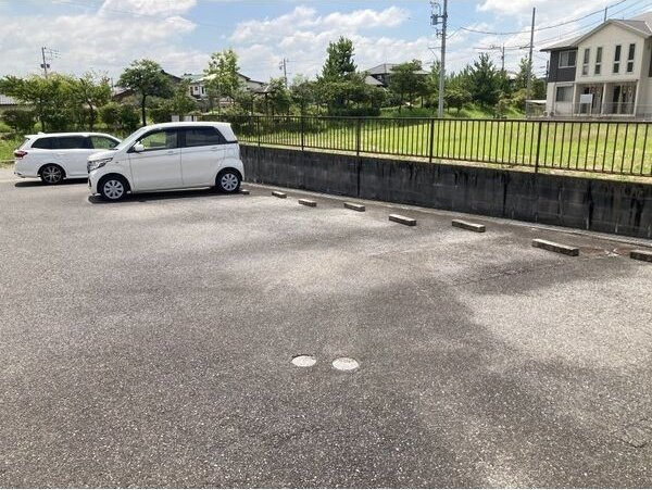 プロミネンス涼松の駐車場
