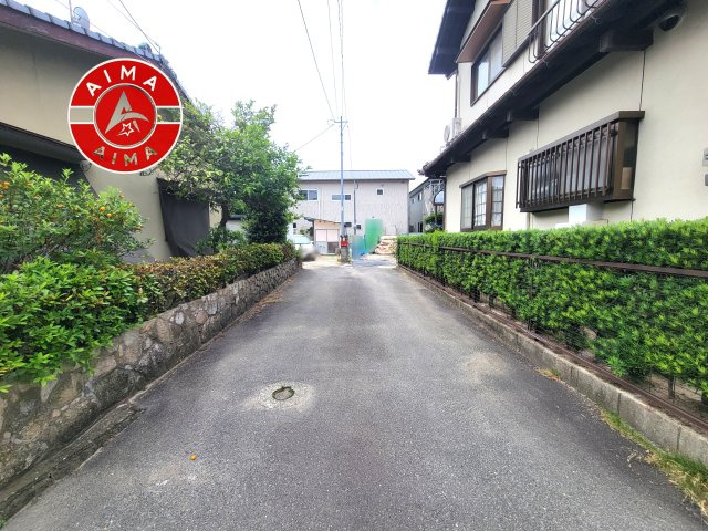 大野城市乙金台1丁目第6-1棟(1号棟)の前面道路含む現地写真|前面道路は閑静な住宅地をはしる車通りの少ない道路。お車の出し入れが苦手なママや小さなお子様にも安心ですね。しっかり舗装もされているので、ベビーカーや自転車で通っても快適に通行できます。