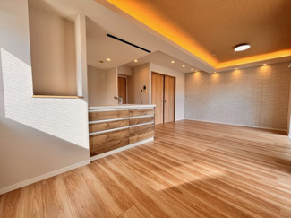 【居間・リビング】 | エステ・スクエア青葉の森一番館 | 家族の笑顔が自然と生まれてくる、そんな雰囲気のダイニングに仕上がっており、リフォーム済の広々としたリビング♪