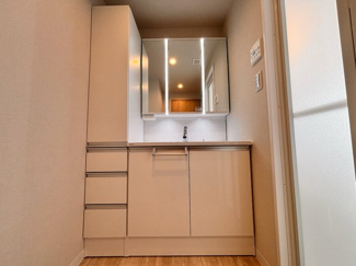 【独立洗面台】 | エステ・スクエア青葉の森一番館 | 明るい洗面所は毎朝の身支度も楽しくできちゃいそうです！
使い勝手の良い洗面台で、朝の準備もスムーズにこなせます！