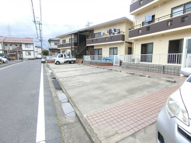 パークアベニュー弐番館の駐車場