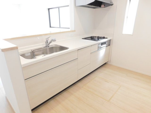 清須市春日弐屋敷の新築一戸建のキッチン|◇キッチン◇　　人気の対面式・人造大理石トップシステムキッチン・浄水器一体型水栓・静音仕様シンク・Sｉセンサーコンロ（３口）・前面コンセント完備・床下収納庫など