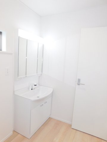 清須市春日弐屋敷の新築一戸建の独立洗面台|◇洗面室◇　　三面鏡シャワードレッサー　くもり止め仕様　