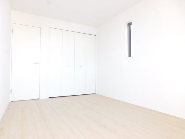 清須市春日弐屋敷の新築一戸建の洋室|◇洋室◇　　明るい洋室６．０帖　全居室収納完備！　ルーフバルコニー利用可♪