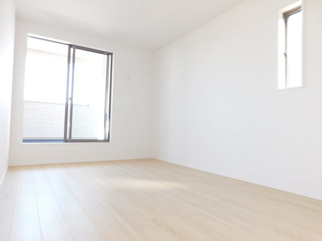 清須市春日弐屋敷の新築一戸建の洋室|◇洋室◇　　明るい洋室７．２帖　全居室収納完備！　ルーフバルコニー利用可♪