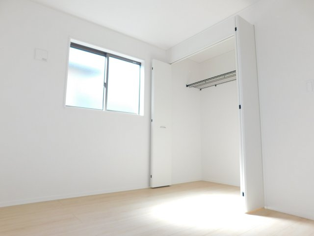 清須市春日弐屋敷の新築一戸建の洋室|◇洋室◇　　明るい洋室５．２帖　全居室収納完備！