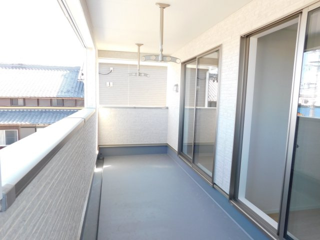 清須市春日弐屋敷の新築一戸建のバルコニー|◇ルーフバルコニー◇　　洋室２部屋から出入りできるワイドバルコニー♪