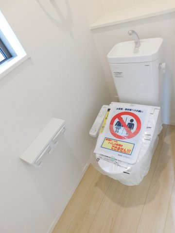 清須市春日弐屋敷の新築一戸建のトイレ|◇トイレ◇　　１階・２階ウォシュレット　節水タイプ　収納完備