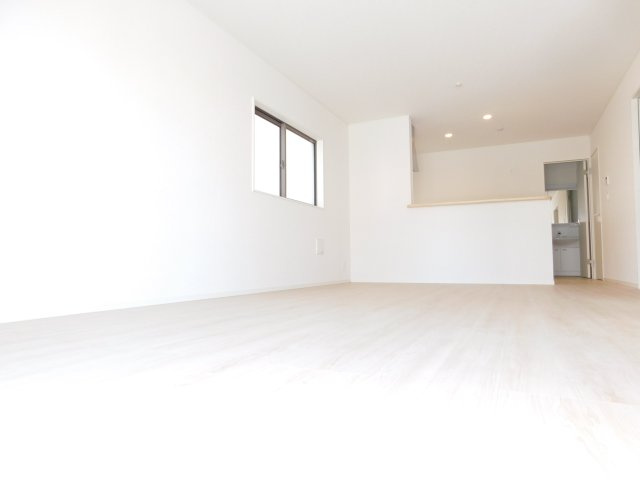 清須市春日弐屋敷の新築一戸建の居間・リビング|◇リビング◇　　広くて明るいリビング１８．０帖　家族が集まってもゆとりのあるリビング♪
