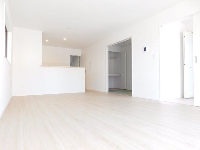 清須市春日弐屋敷の新築一戸建の居間・リビング|◇リビング◇　　広くて明るいリビング１８．０帖　家族の会話が弾む対面キッチン♪