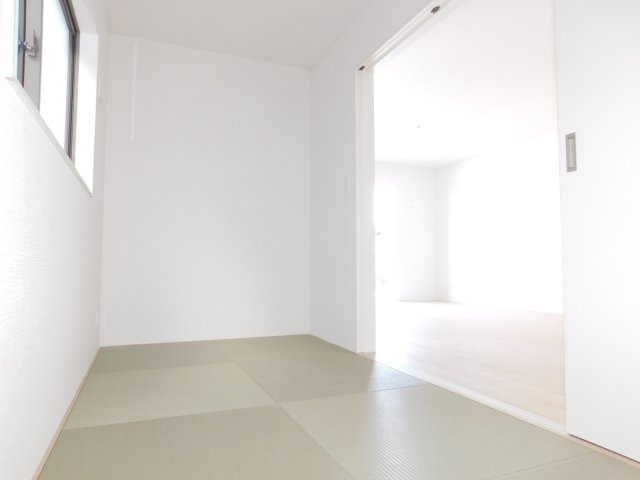 清須市春日弐屋敷の新築一戸建の和室|◇洋風和室◇　　南面で明るい洋風和室４．０帖　お子様の遊び場やお昼寝スペースとしても利用できます♪