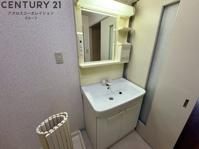 白を基調とした洗面台