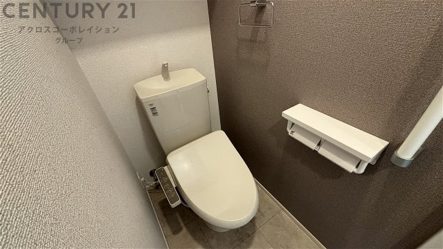 温水洗浄便座機能付きのトイレです♪