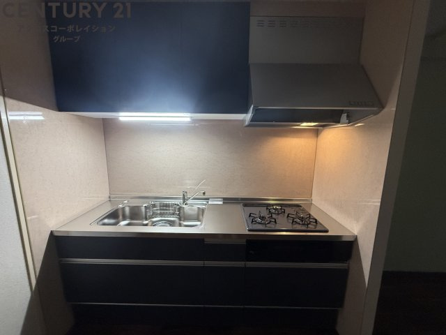 3口ガスコンロ付で機能的なキッチンです！
