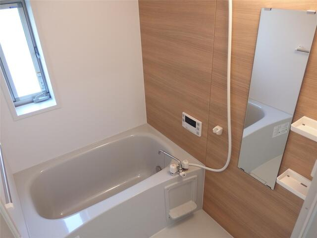 横浜市戸塚区上倉田町のアパートの浴室|窓付きで換気も楽々♪