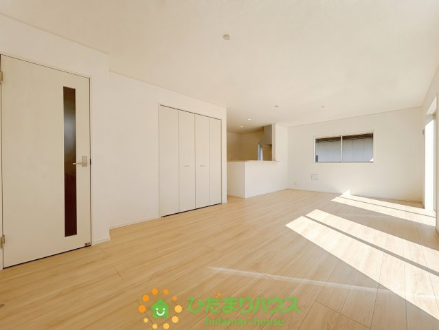 古河市中田第7　新築一戸建て　クレイドルガーデンの居間・リビング|家族みんなが自然と集まりたくなるような、居心地の良いリビングですね！